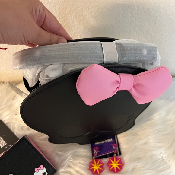 Monster High Skullette Figural Crossbody Bag & Wallet, Draculaura Earrings - Picture 7 of 9